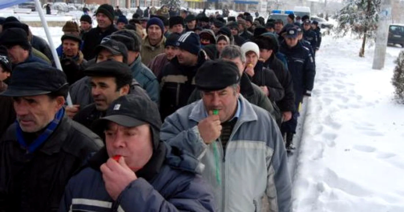 Oamenii au ieşit pe stradă să îşi strige sărăcia