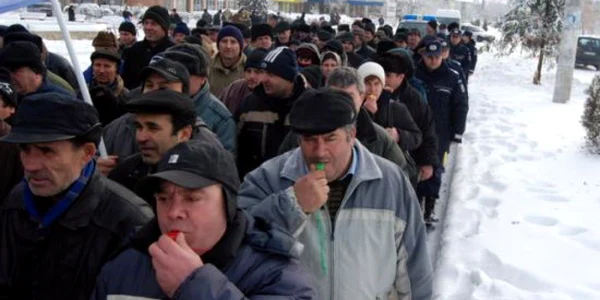Oamenii au ieşit pe stradă să îşi strige sărăcia