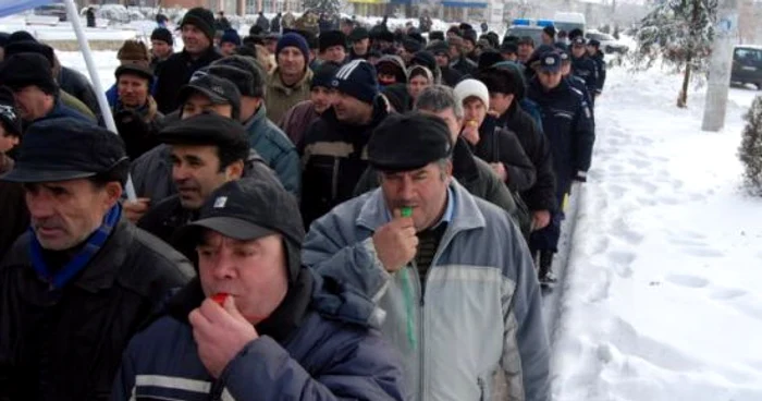 Oamenii au ieşit pe stradă să îşi strige sărăcia