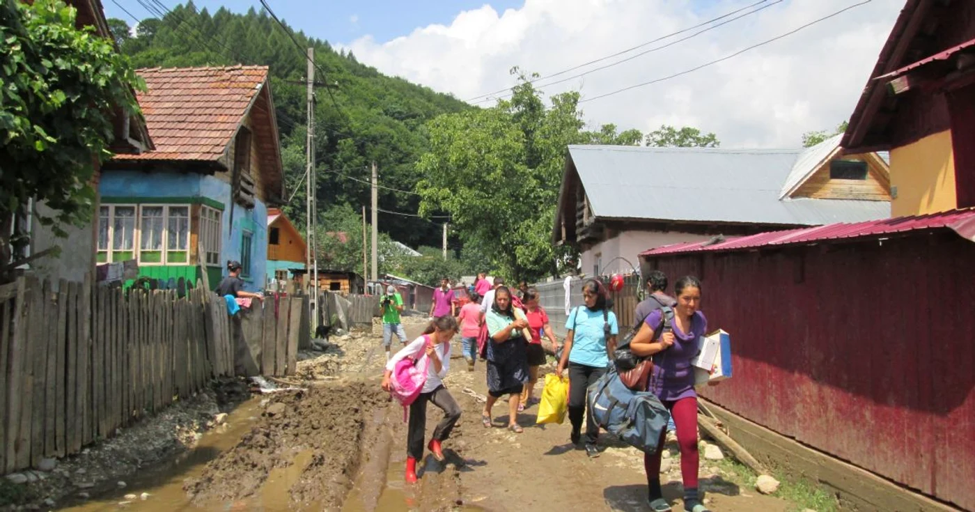 Zeci de familii din Vaideeni au ramas fara locuinte la inundatiile din iulie 2014. Foto arhiva Adevarul