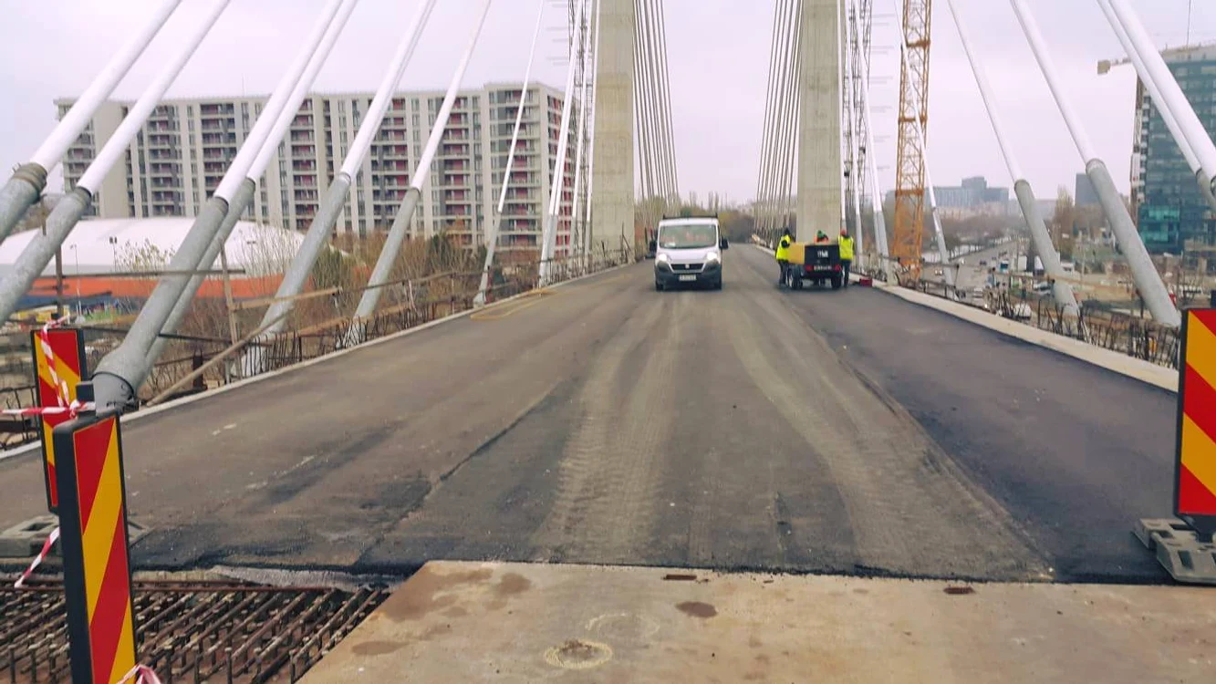Constructorul a turnat pe Pasajul Ciurel primul strat de asfalt