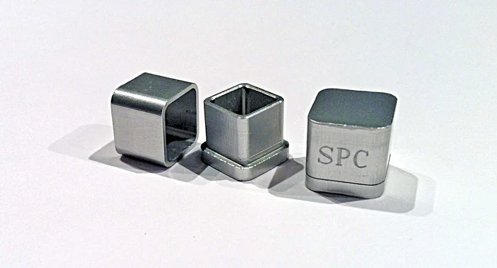 Capsula cu rămăşiţele celui decedat e sub formă de cub cu latura de 5 cm poate fi inscripţionată