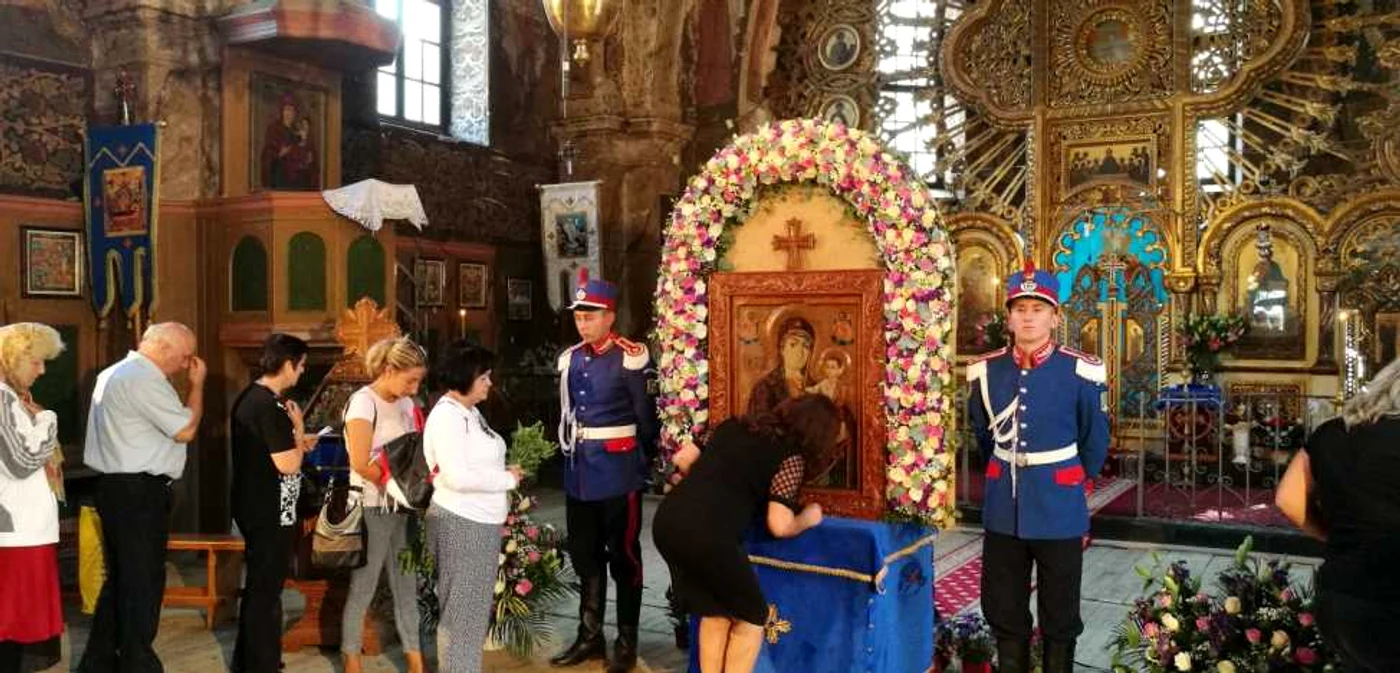 Pelerinii au stat ore întregi pentru a aunge la icoana făcătoare de minuni de la Nicula. FOTO: R. Florescu