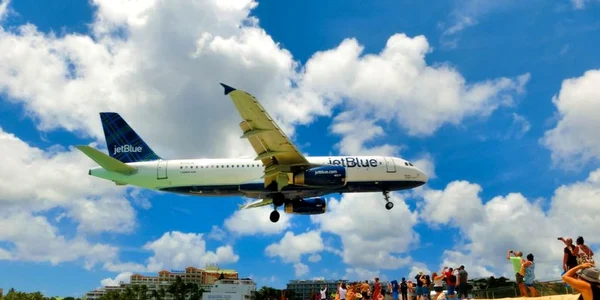  Aeroportul Princess Juliana din insula Saint Martin foto shutterstock