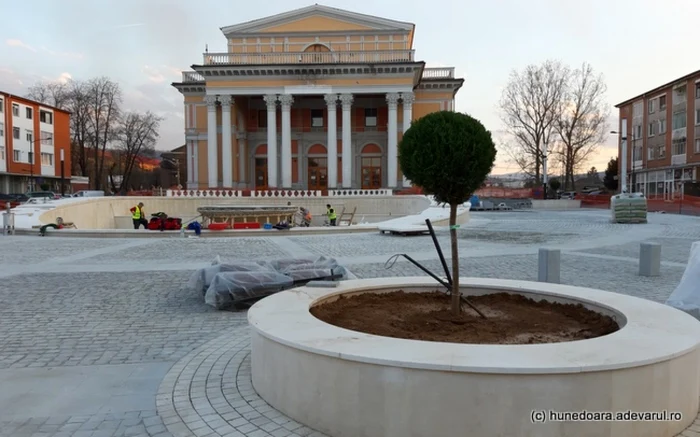 Piaţa Regele Ferdinand din Hunedoara. FOTO: Daniel Guţă. ADEVĂRUL.