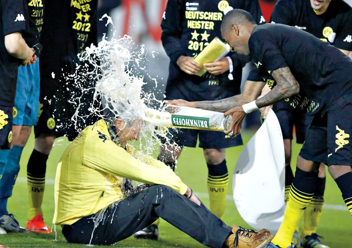 Antrenorul Klop a  făcut o baie cu bere,  la fel ca şi ceilalţi  componenţi ai echipei (fotografii: reuters)