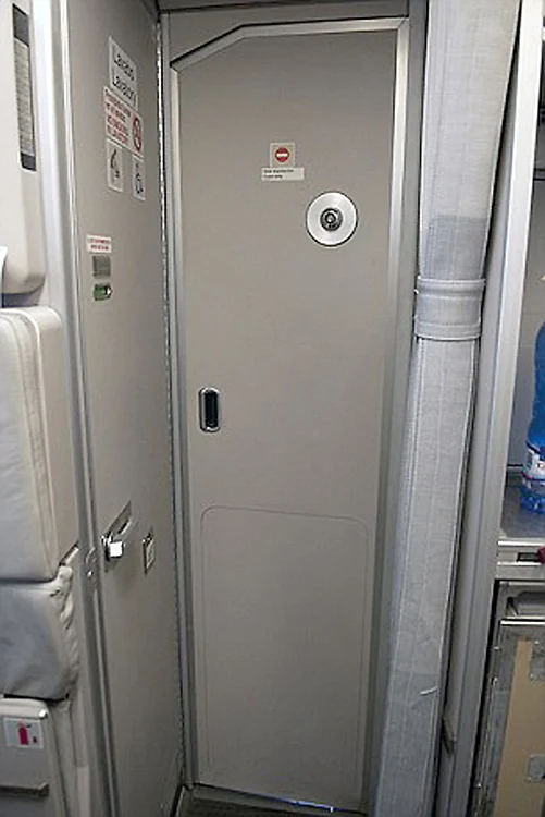 Uşa de acces în cabina piloţilor