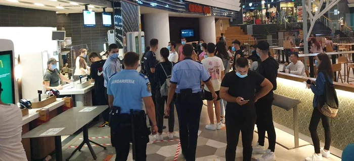 Polițiștii s-au aflat printre oamenii veniți la mallFotografii: Poliția Capitalei