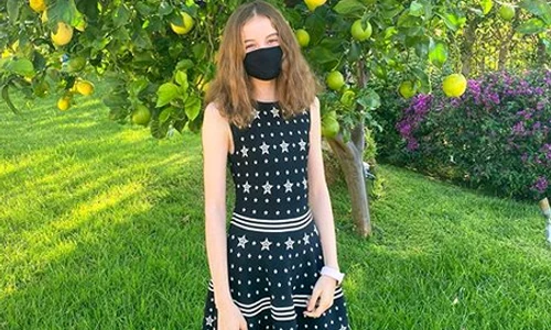 La 13 ani și jumătate, Irina aproape că și a ajuns mama în înălțime png