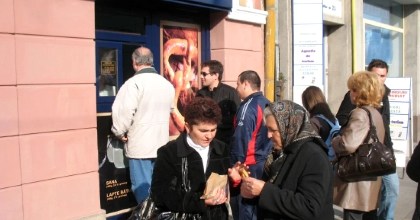 Muresenii stau la coada pentru a gusta delicioasele preparate traditionale cu mac sau susan 