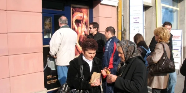 Muresenii stau la coada pentru a gusta delicioasele preparate traditionale cu mac sau susan