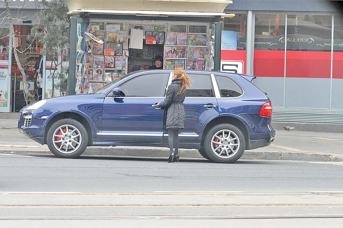 În vremurile bune, Adriana se fălea cu autoturismul Porsche Cayenne, primit în dar de la Oprescu