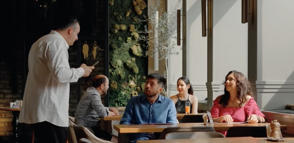 Restaurant cu licitație de prețuri: „Avem tarife dinamice, ca la hoteluri, în sezon“. Vloggerul Mircea Bravo a luat țeapă VIDEO