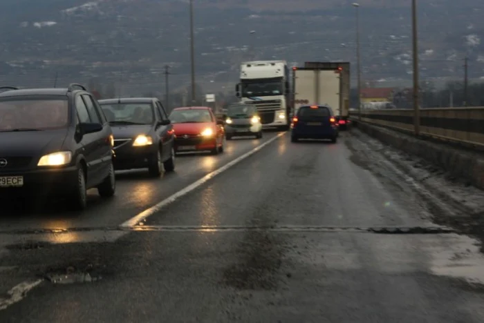 Traficul rutier va fi restricţionat pe podul de la intrarea pe autostradă. FOTO: Daniel Guţă. ADEVĂRUL.