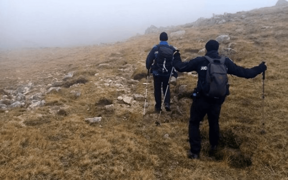 Trei copii rătăciți pe traseul 300 de scări din Slănic Moldova, găsiți de jandarmii montani VIDEO