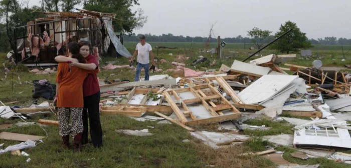 Americanii şi-au văzut casele puse la pământ de tornadele devastatoare.  FOTO: Reuters