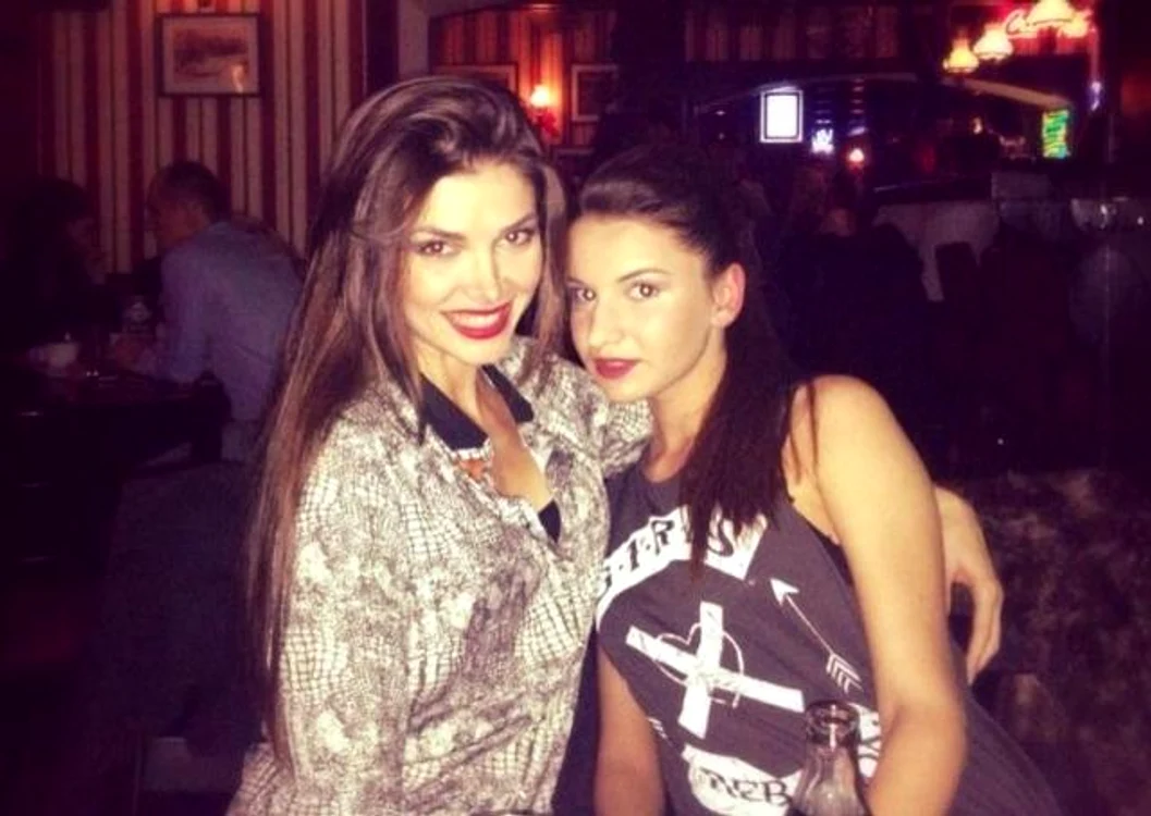 Alina Pușcaș și sora vitregă, Alexandra 