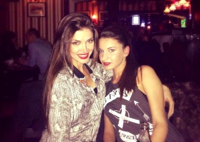 Alina Pușcaș și sora vitregă, Alexandra