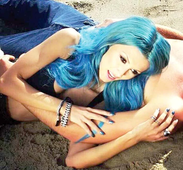 
    Andreea Bălan a filmat  alături de un tip musculos  