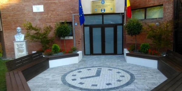 Şcoala cu ceas - Şcoala Gimnazială Take Ionescu din Râmnicu Vâlcea Foto Adevărul