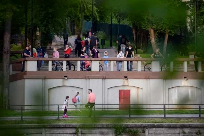 Parcuri redeschise in sectorul 2 din Bucuresti - oamenii se plimba duminica 10 mai 2020 FOTO Mediafax 