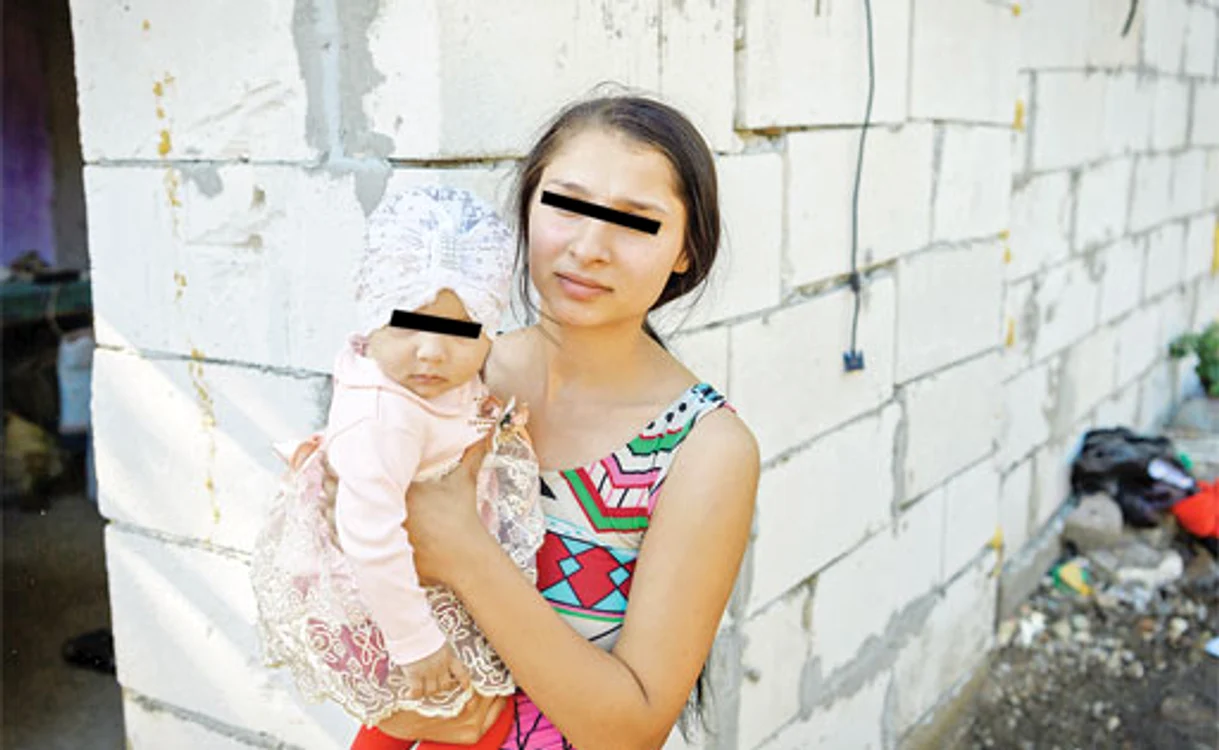 Luiza şi-a gătit fetiţa: rochiţă de voal roz şi căciuliţă albă de dantelă