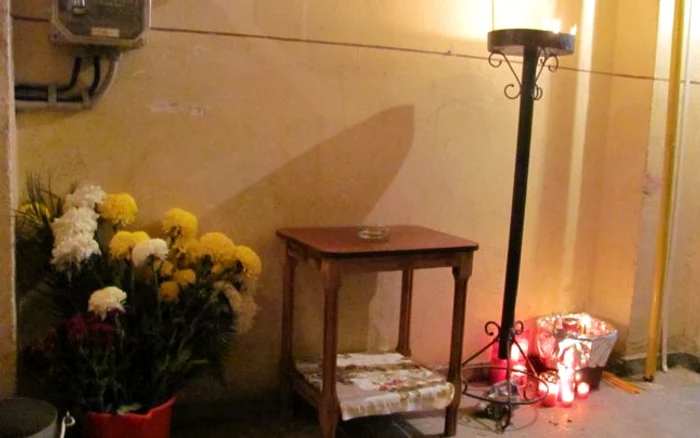 Scara blocului unde locuia tânăra era plină de coroane şi flori