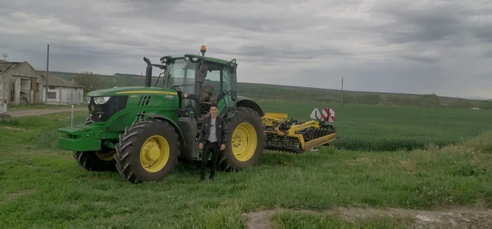 Marius Ivănescu în faţa tractorului FOTO Cosmin Zamfirache