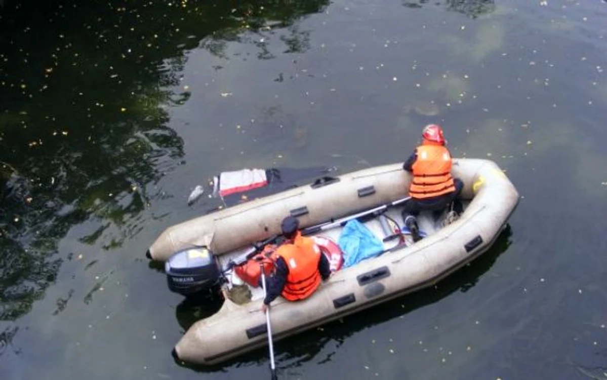 
    Pompierii de la ISU au scos cadavrele din apă. FOTO: adevarul.ro  