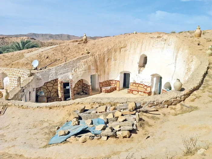 Casele din deşert sunt construite sub pământ pentru a păstra răcoarea