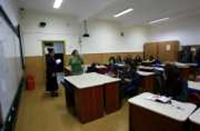 Profesorul din Căuşeni sunt nemulţumiţi că sunt verificaţi de un specialist fără studii superioare