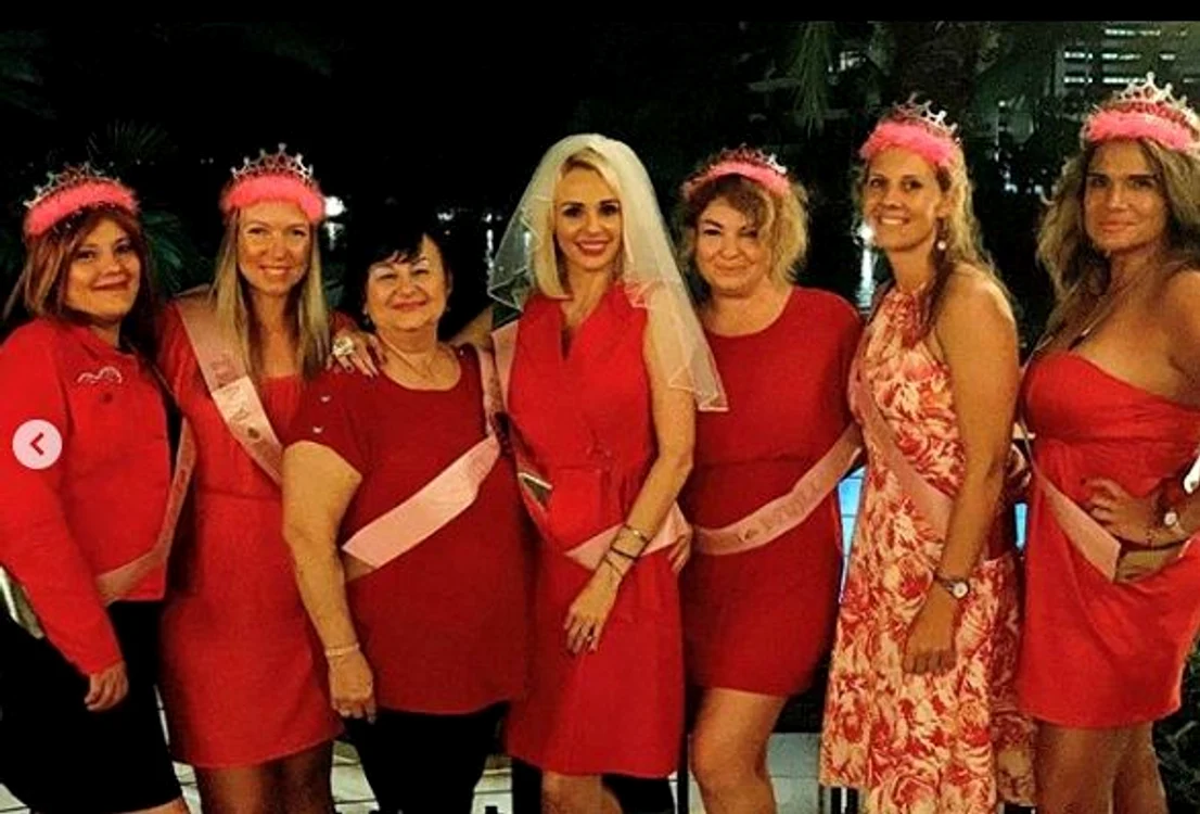 
    Catrinel Sandu și prietenele sale s-au distrat la petrecerea burlăcițelor Foto: Instagram   