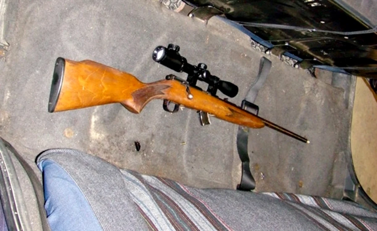 Arma era ţinută ilegal, încărcată, în maşină. Foto Arhivă