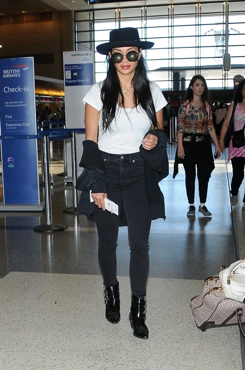 Nicole Scherzinger keeps it simple with black and white jpeg