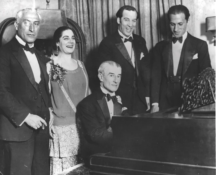 Maurice Ravel la pian, în timpul turneului din SUA. În dreapta: compozitorul George Gershwin.