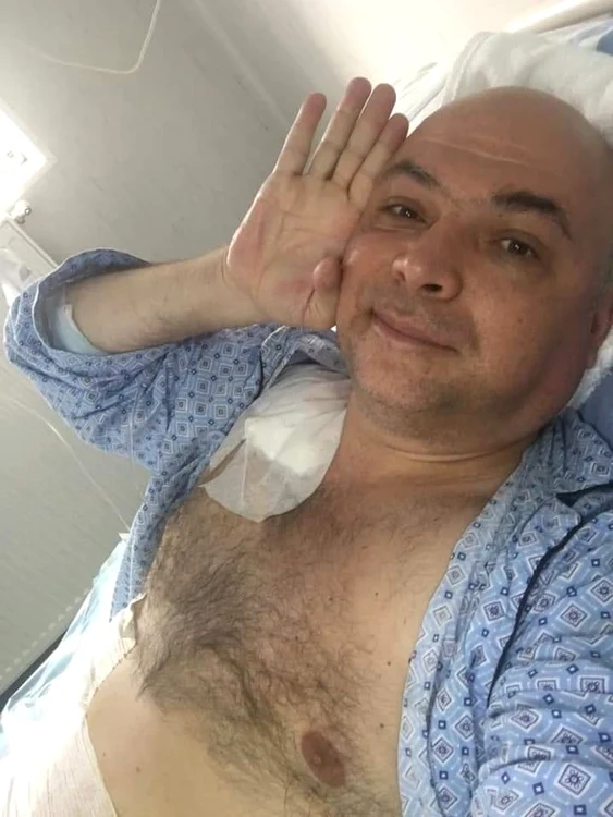 Gogoașe, zâmbet și mesaj optimist de pe patul de spital