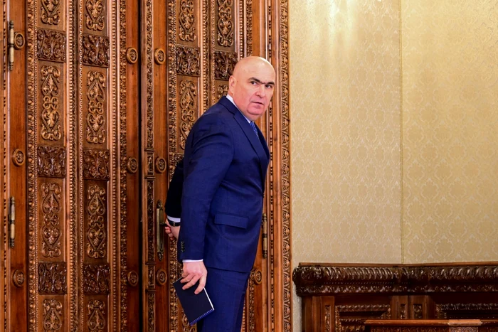 Bolojan este acuzat de AUR că a pus pe umerii fiecărui român o datorie de 12.000 euro / Sursa: AFP 