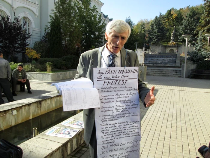 Fostul primar din Valea Mare ameninţă că-şi va da foc în faţa Tribunalului Vâlcea