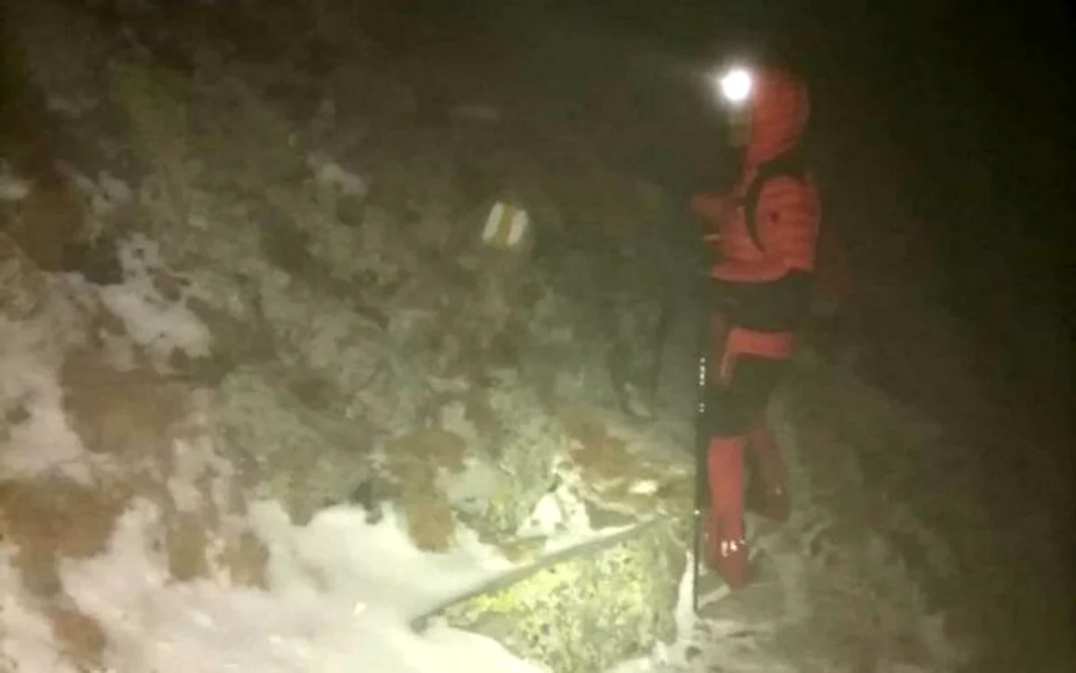 
    Turiștii au fost găsiți înghețați și epuizați FOTO: Facebook / Salvamont Hunedoara  