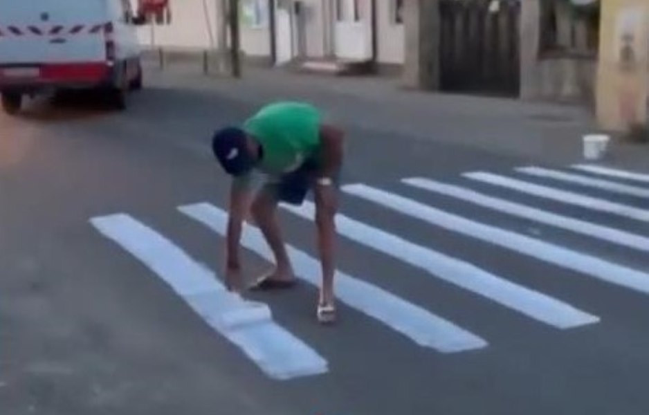 Imagini virale cu un sucevean care şi-a trasat, cu trafaletul, propria trecere de pietoni în faţa barului unde bea de obicei VIDEO