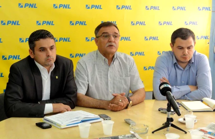 Fostul viceprimar de Corabia, Elvis Marancea (stg.), alături de liderul PNL Olt, Ioan Ciugulea şi Cătălin Rotea...