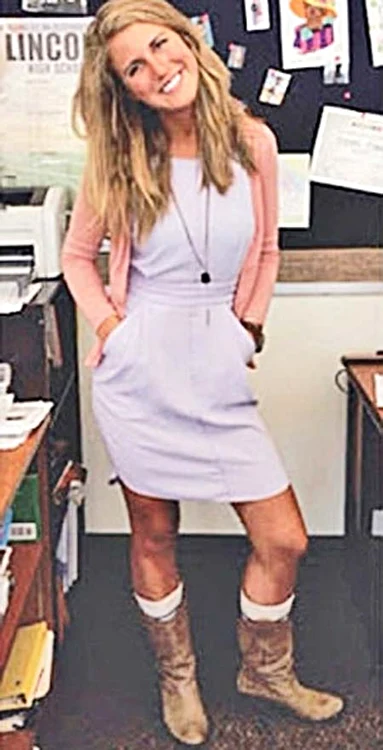 Relaţiile lui Meredith Powell cu elevii ei au început în luna ianuarie