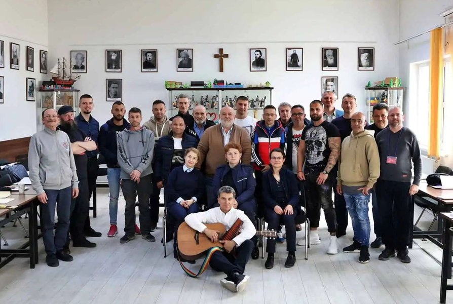 Doi criminali, un violator și liderul unei secte care racola studente și-au descoperit pasiunea pentru artă la închisoare
