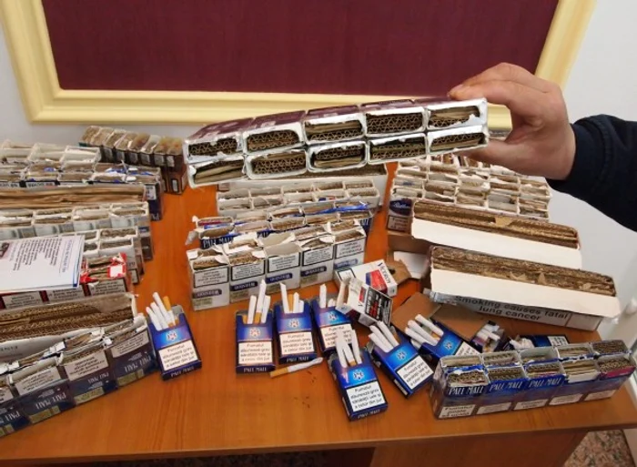 
    Contrabandiştii scot tutunul din ţigarete şi vând cartoane  