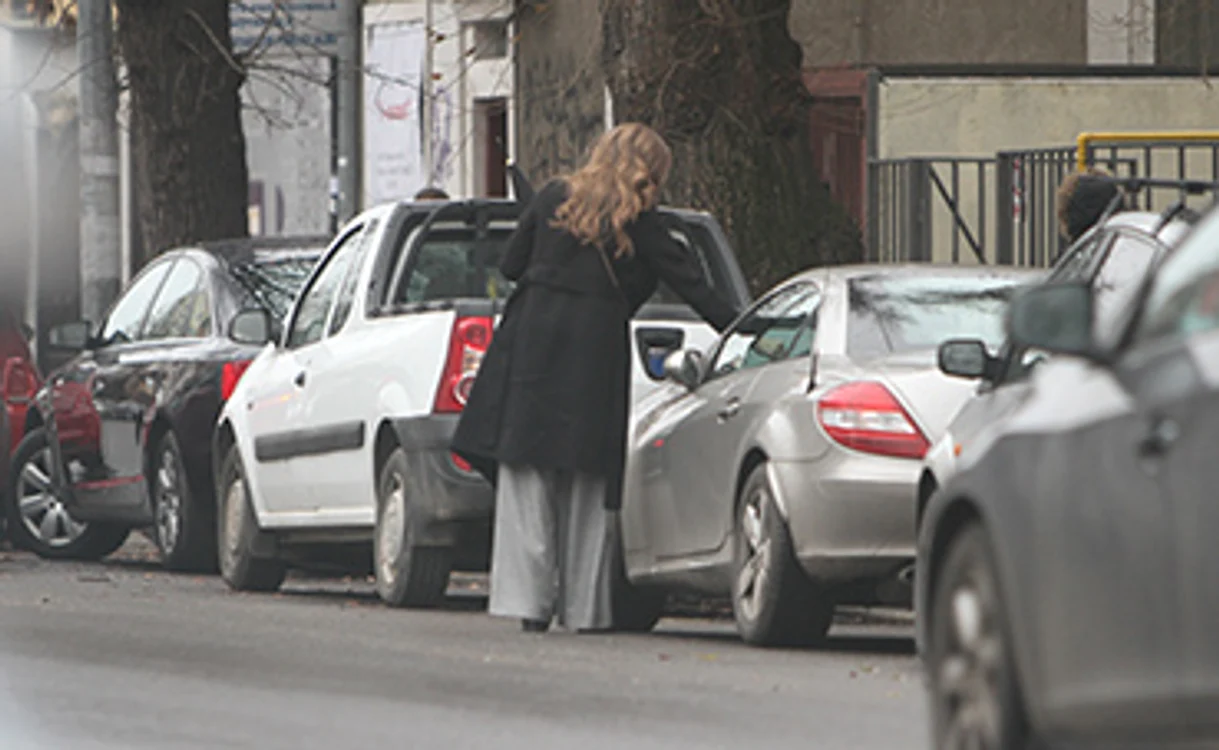 Romanița Iovan s-a urcat la volanul automobilului personal. Foto: blitz