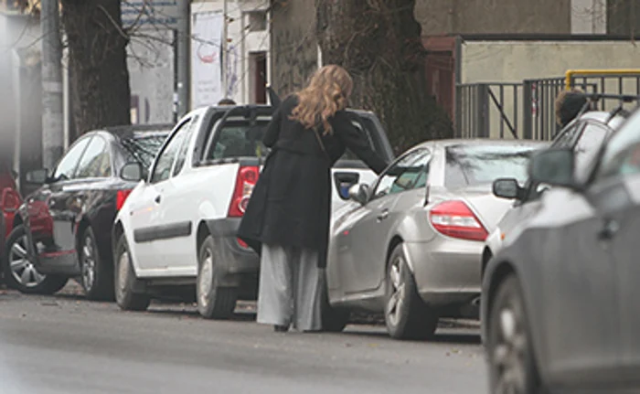 Romanița Iovan s-a urcat la volanul automobilului personal. Foto: blitz