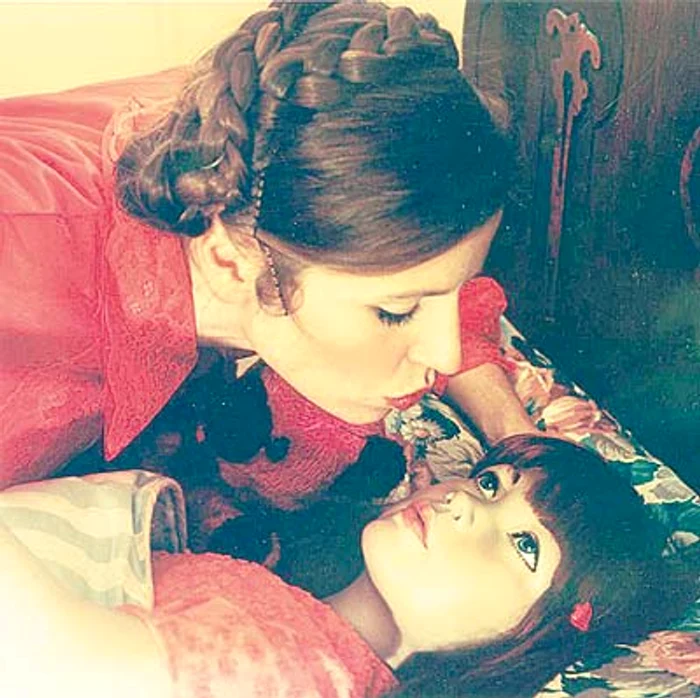 Nu se culcă  până nu sărută  fiica pe frunte