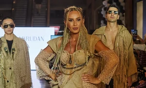 La 47 de ani vedeta este în plină ascensiune profesională, își duce creațiile pe toate podiumurile de modă, chiar și pe cele realizate din pânză de sac