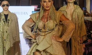 La 47 de ani vedeta este în plină ascensiune profesională, își duce creațiile pe toate podiumurile de modă, chiar și pe cele realizate din pânză de sac