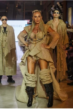 La 47 de ani vedeta este în plină ascensiune profesională, își duce creațiile pe toate podiumurile de modă, chiar și pe cele realizate din pânză de sac